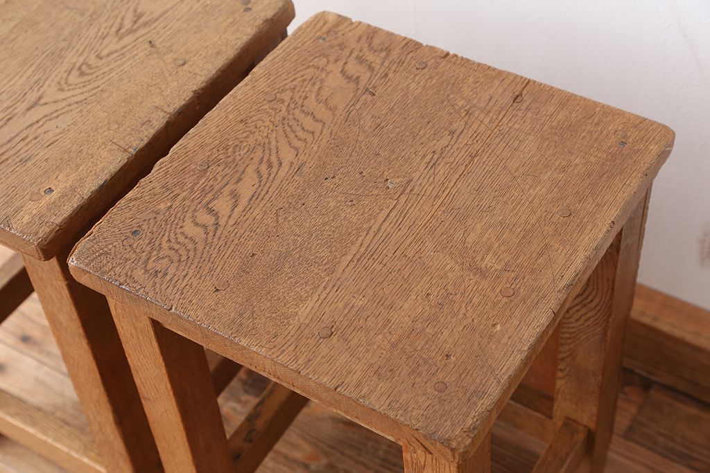 レトロ家具　昭和レトロ　古い学校の角スツール2脚セット(5)(イス、椅子)