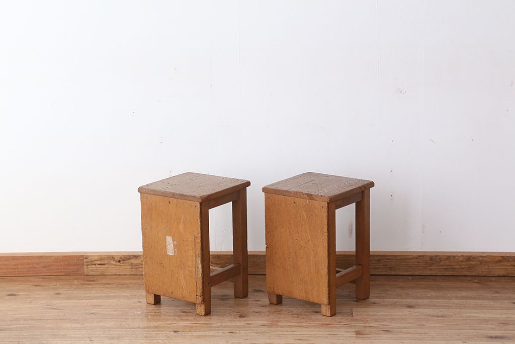 レトロ家具　昭和レトロ　古い学校の角スツール2脚セット(5)(イス、椅子)