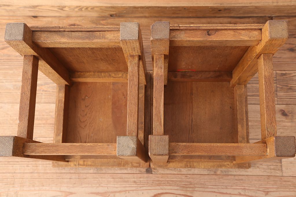 レトロ家具　昭和レトロ　古い学校の角スツール2脚セット(5)(イス、椅子)