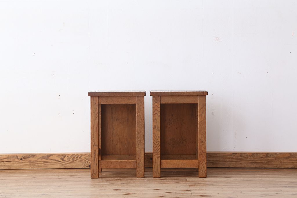 レトロ家具　昭和レトロ　古い学校の角スツール2脚セット(6)(イス、椅子)