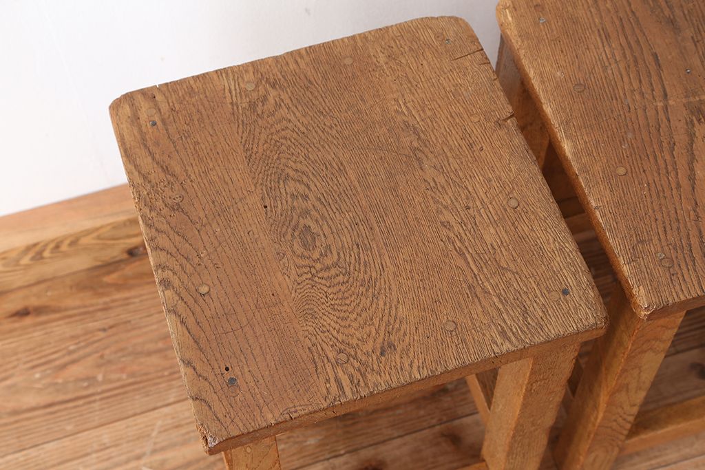レトロ家具　昭和レトロ　古い学校の角スツール2脚セット(6)(イス、椅子)