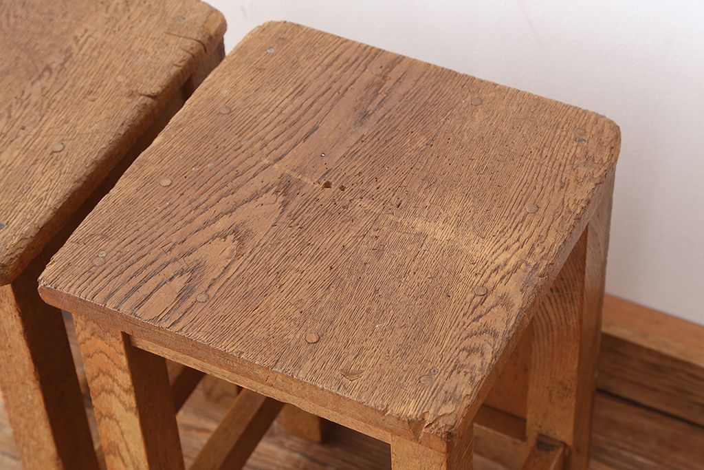 レトロ家具　昭和レトロ　古い学校の角スツール2脚セット(6)(イス、椅子)