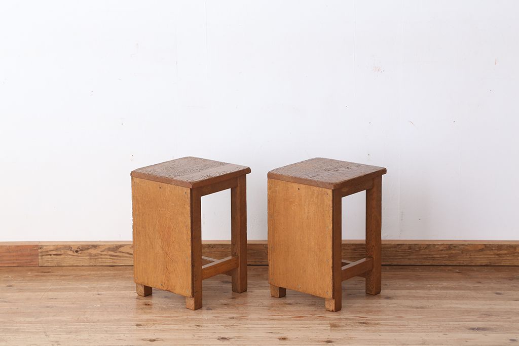 レトロ家具　昭和レトロ　古い学校の角スツール2脚セット(6)(イス、椅子)