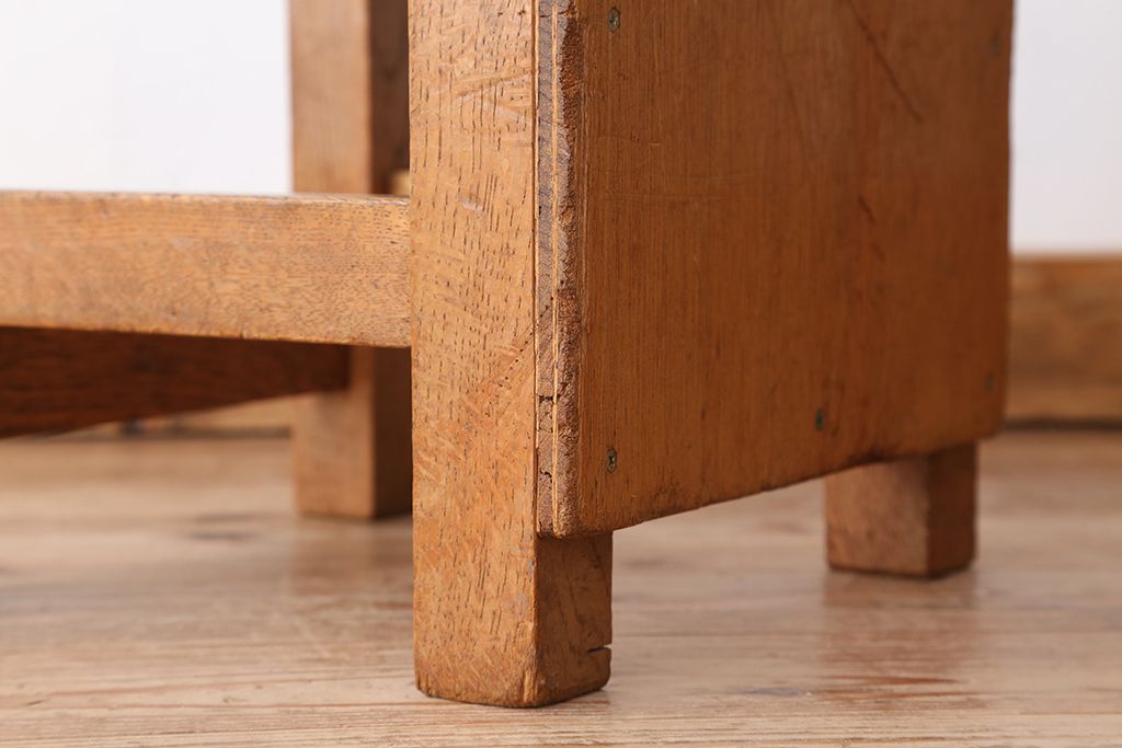 レトロ家具　昭和レトロ　古い学校の角スツール2脚セット(6)(イス、椅子)