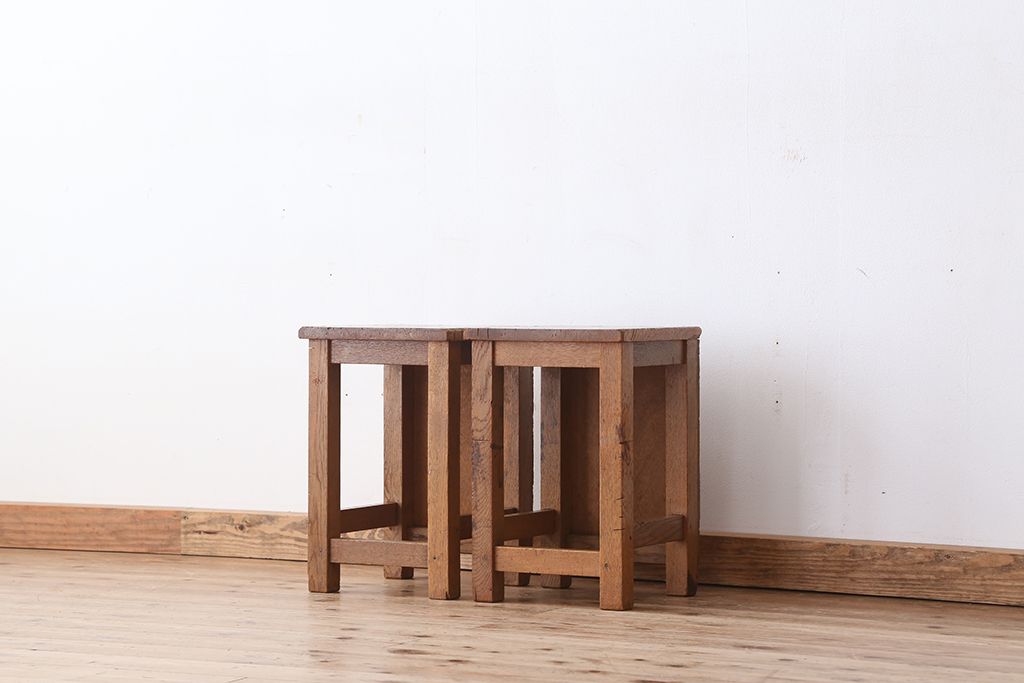 レトロ家具　昭和レトロ　古い学校の角スツール2脚セット(7)(イス、椅子)