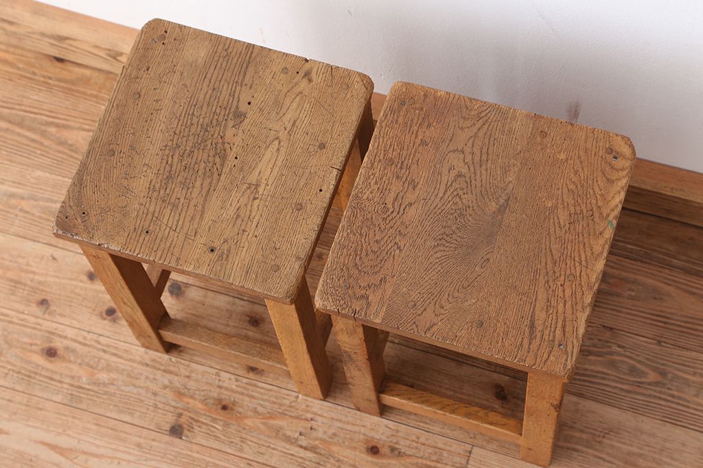 レトロ家具　昭和レトロ　古い学校の角スツール2脚セット(7)(イス、椅子)