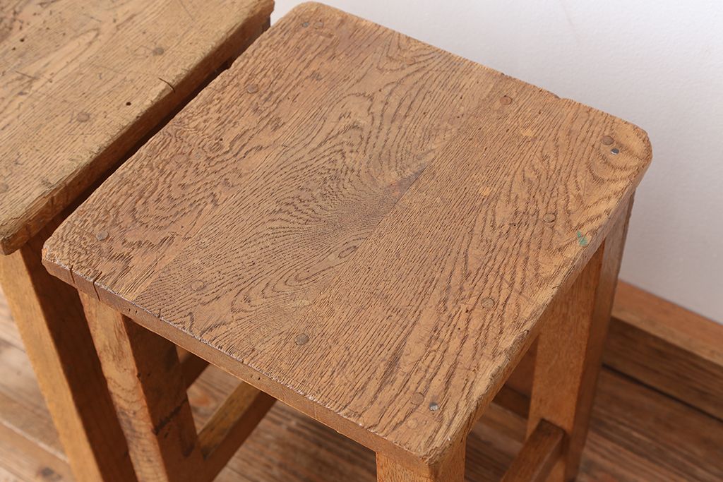 レトロ家具　昭和レトロ　古い学校の角スツール2脚セット(7)(イス、椅子)