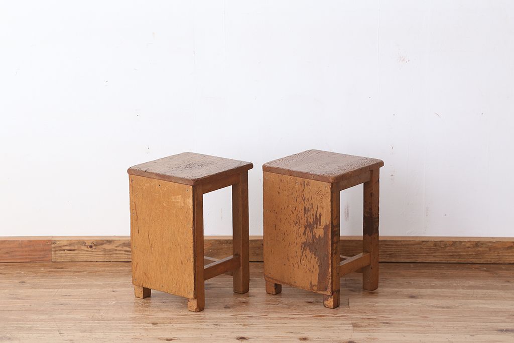 レトロ家具　昭和レトロ　古い学校の角スツール2脚セット(7)(イス、椅子)