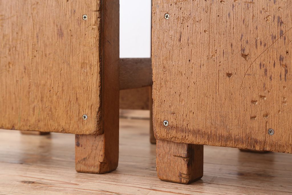 レトロ家具　昭和レトロ　古い学校の角スツール2脚セット(7)(イス、椅子)