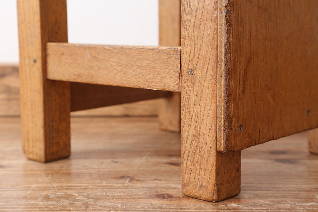 レトロ家具　昭和レトロ　古い学校の角スツール2脚セット(7)(イス、椅子)