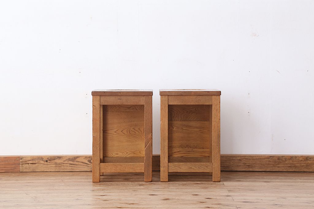 レトロ家具　昭和レトロ　古い学校の角スツール2脚セット(8)(イス、椅子)