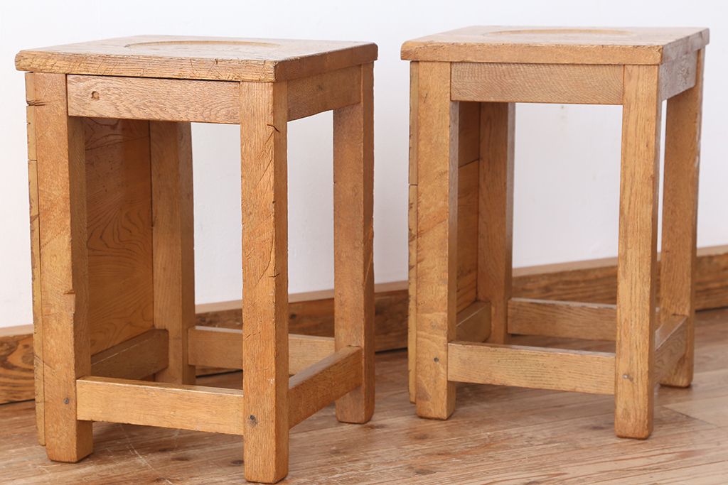 レトロ家具　昭和レトロ　古い学校の角スツール2脚セット(8)(イス、椅子)