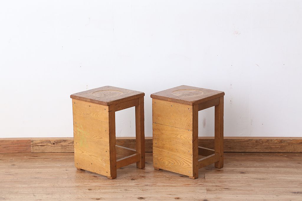 レトロ家具　昭和レトロ　古い学校の角スツール2脚セット(8)(イス、椅子)