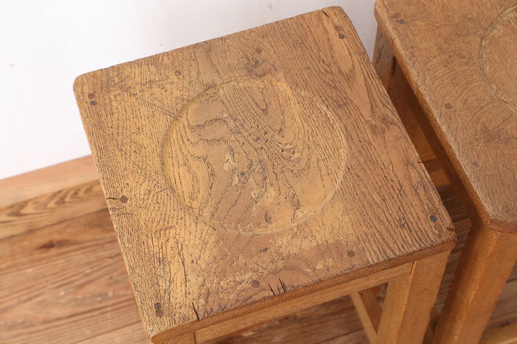 レトロ家具　昭和レトロ　古い学校の角スツール2脚セット(9)(イス、椅子)