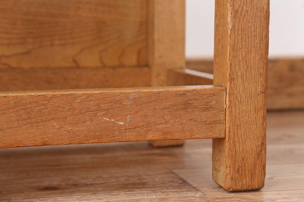 レトロ家具　昭和レトロ　古い学校の角スツール2脚セット(9)(イス、椅子)