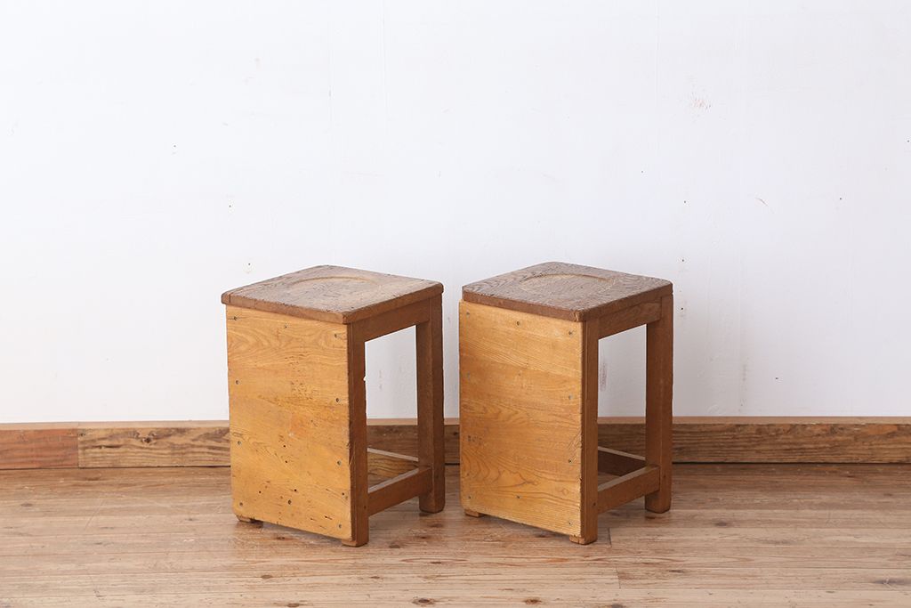 レトロ家具　昭和レトロ　古い学校の角スツール2脚セット(9)(イス、椅子)