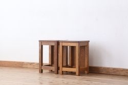 レトロ家具　昭和レトロ　古い学校の角スツール2脚セット(10)(イス、椅子)