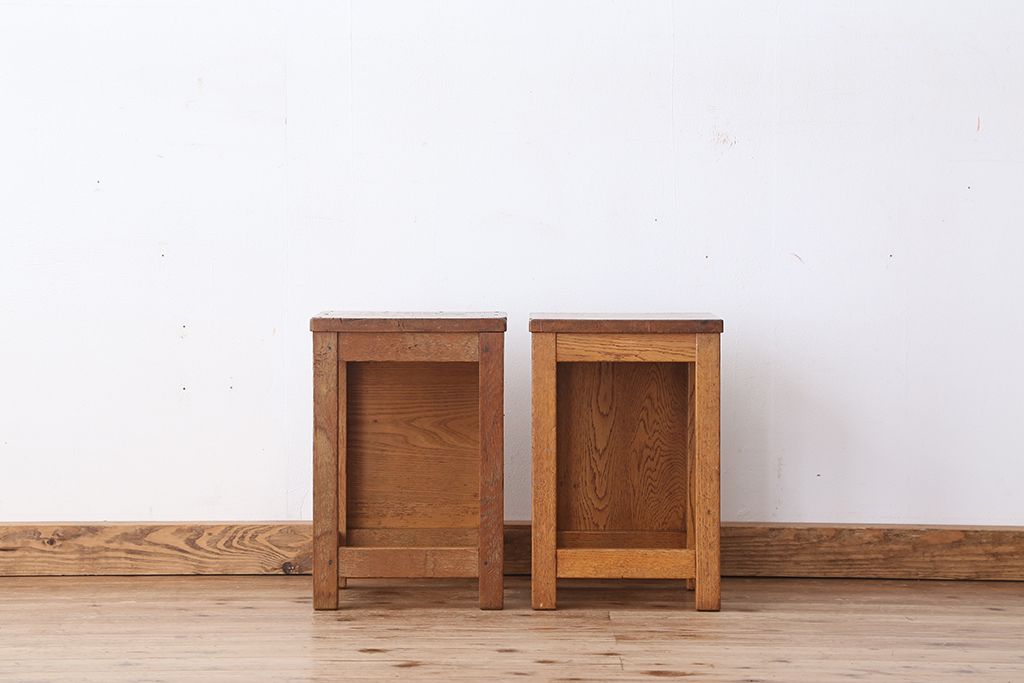 レトロ家具　昭和レトロ　古い学校の角スツール2脚セット(10)(イス、椅子)