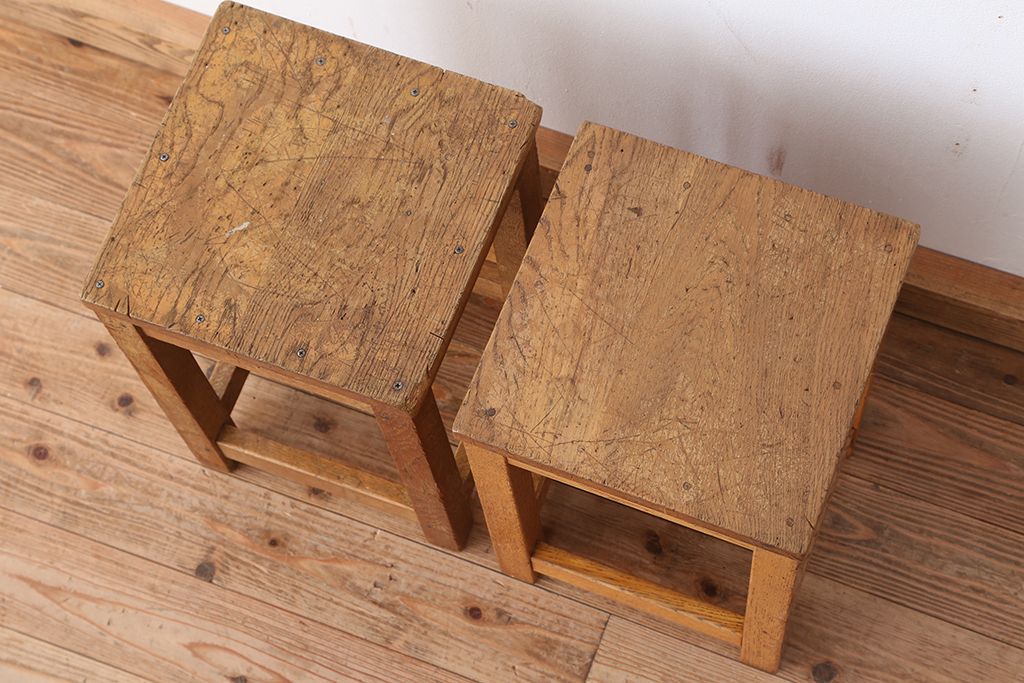 レトロ家具　昭和レトロ　古い学校の角スツール2脚セット(10)(イス、椅子)