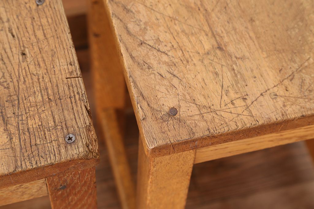 レトロ家具　昭和レトロ　古い学校の角スツール2脚セット(10)(イス、椅子)