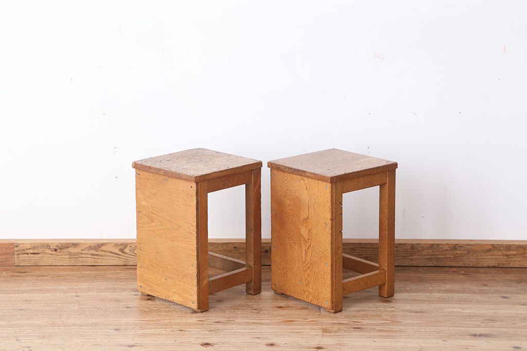レトロ家具　昭和レトロ　古い学校の角スツール2脚セット(10)(イス、椅子)