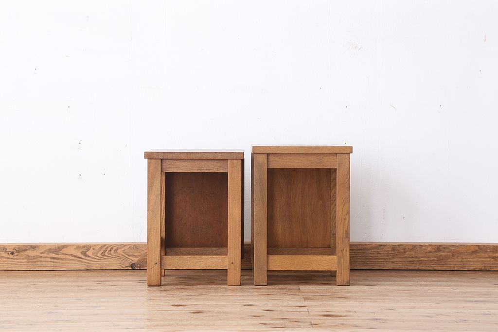 レトロ家具　昭和レトロ　古い学校の角スツール2脚セット(11)(イス、椅子)