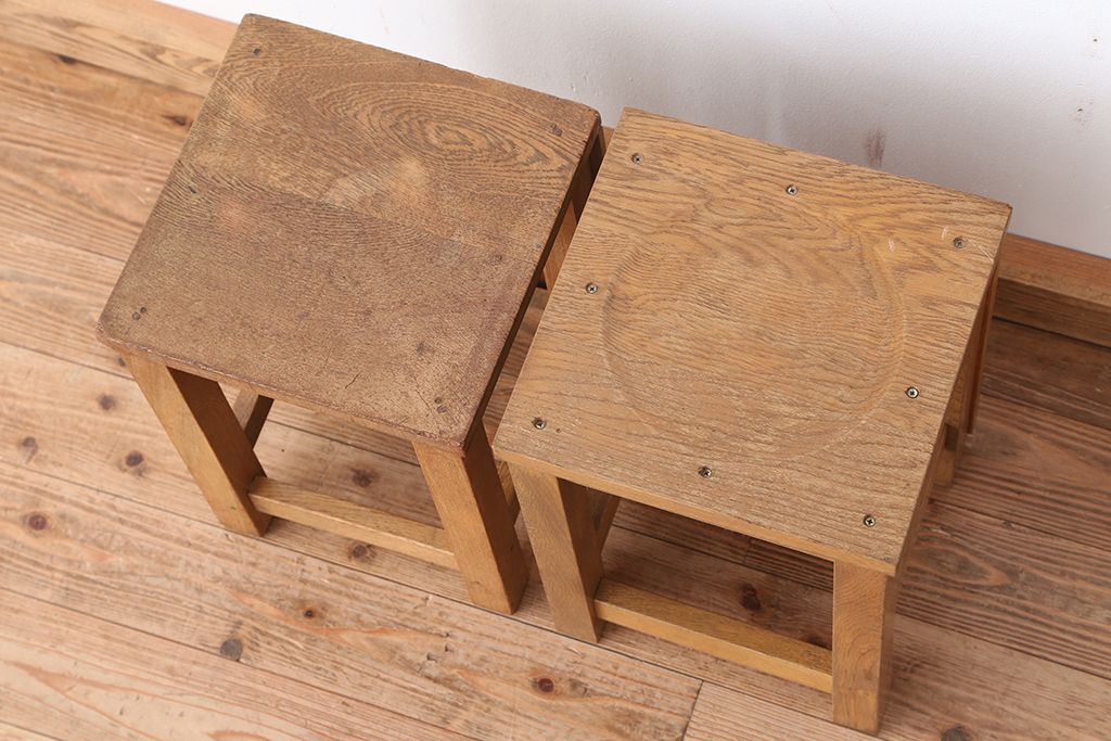 レトロ家具　昭和レトロ　古い学校の角スツール2脚セット(11)(イス、椅子)
