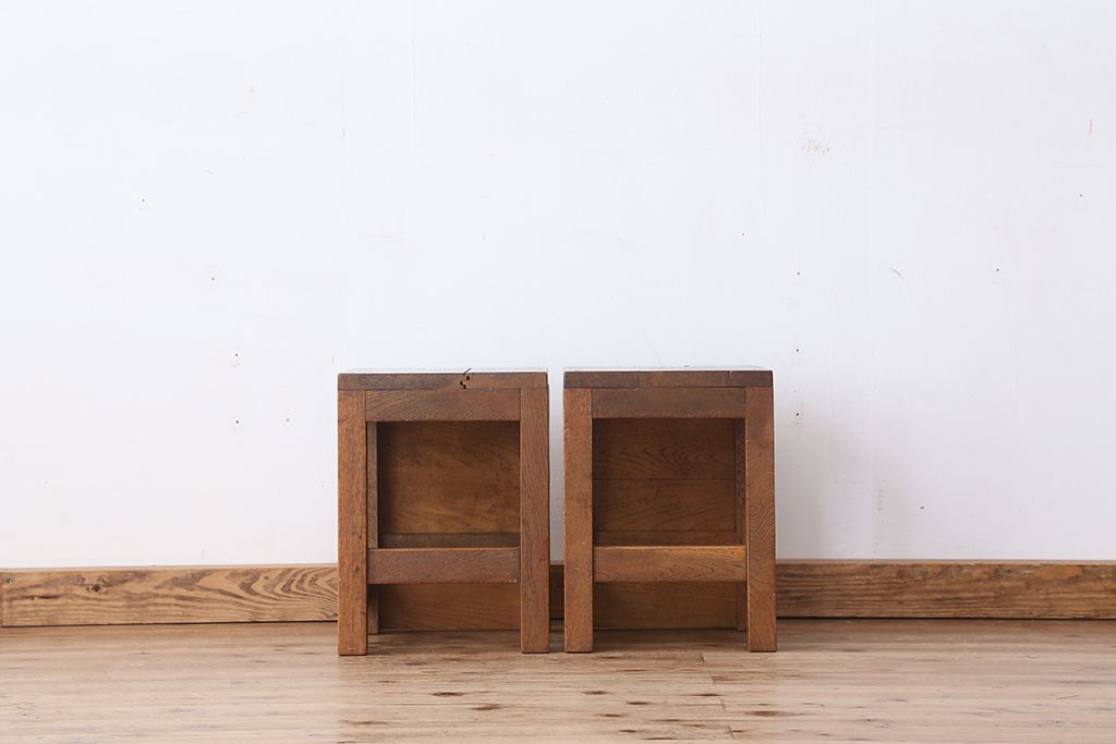 レトロ家具　昭和レトロ　古い学校の角スツール2脚セット(12)(イス、椅子)