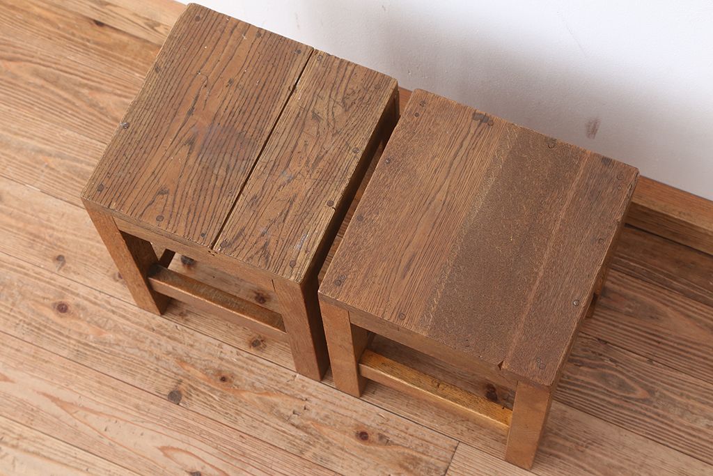 レトロ家具　昭和レトロ　古い学校の角スツール2脚セット(12)(イス、椅子)