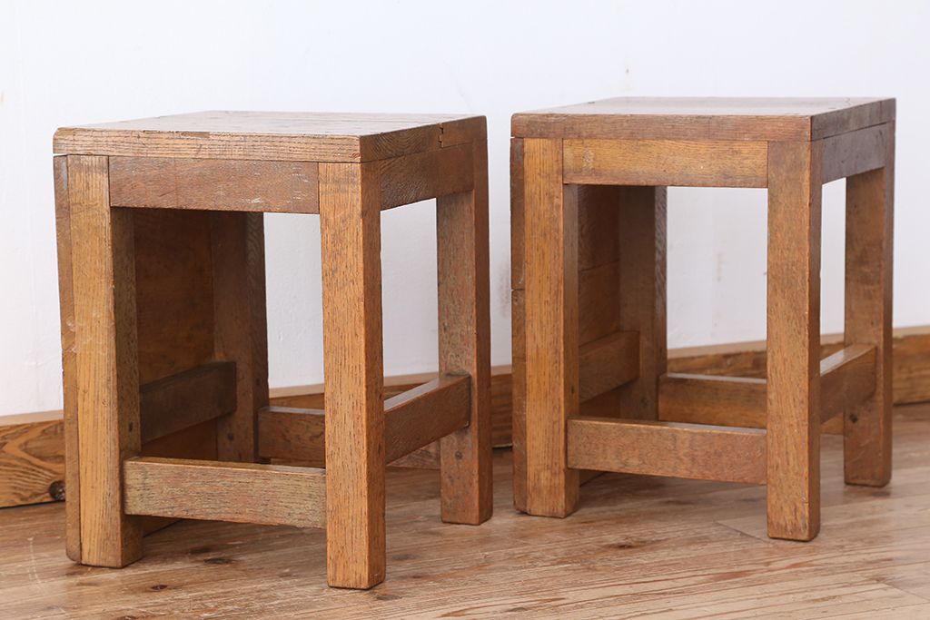 レトロ家具　昭和レトロ　古い学校の角スツール2脚セット(12)(イス、椅子)