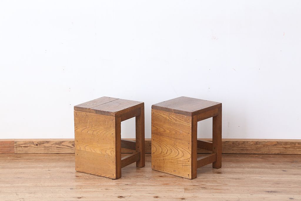 レトロ家具　昭和レトロ　古い学校の角スツール2脚セット(12)(イス、椅子)