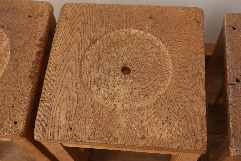 レトロ家具　昭和レトロ　古い学校の角スツール3脚セット(椅子、イス)