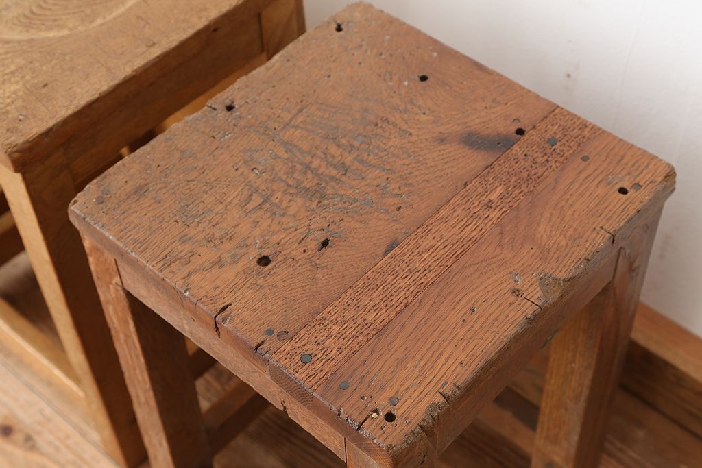 レトロ家具　昭和レトロ　古い学校の角スツール3脚セット(椅子、イス)