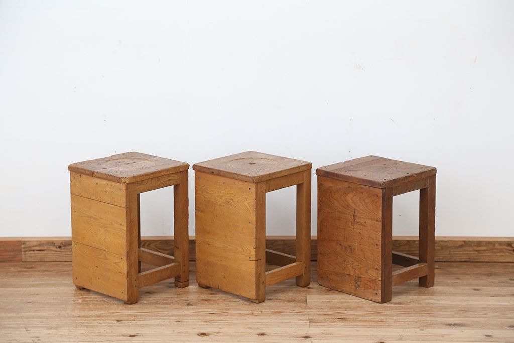 レトロ家具　昭和レトロ　古い学校の角スツール3脚セット(椅子、イス)