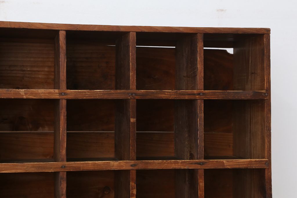 アンティーク家具　インダストリアル!古い工場の使い込まれた部品棚(1)(マス目棚、収納棚、升目棚、飾り棚)
