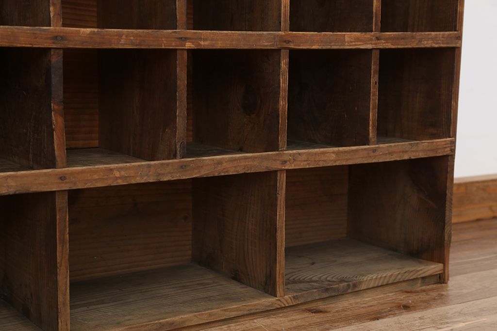 アンティーク家具　インダストリアル!古い工場の使い込まれた部品棚(1)(マス目棚、収納棚、升目棚、飾り棚)