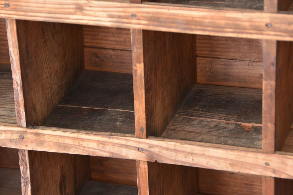 アンティーク家具　インダストリアル　古い工場の使い込まれた部品棚(4)(マス目棚、升目棚、飾り棚)