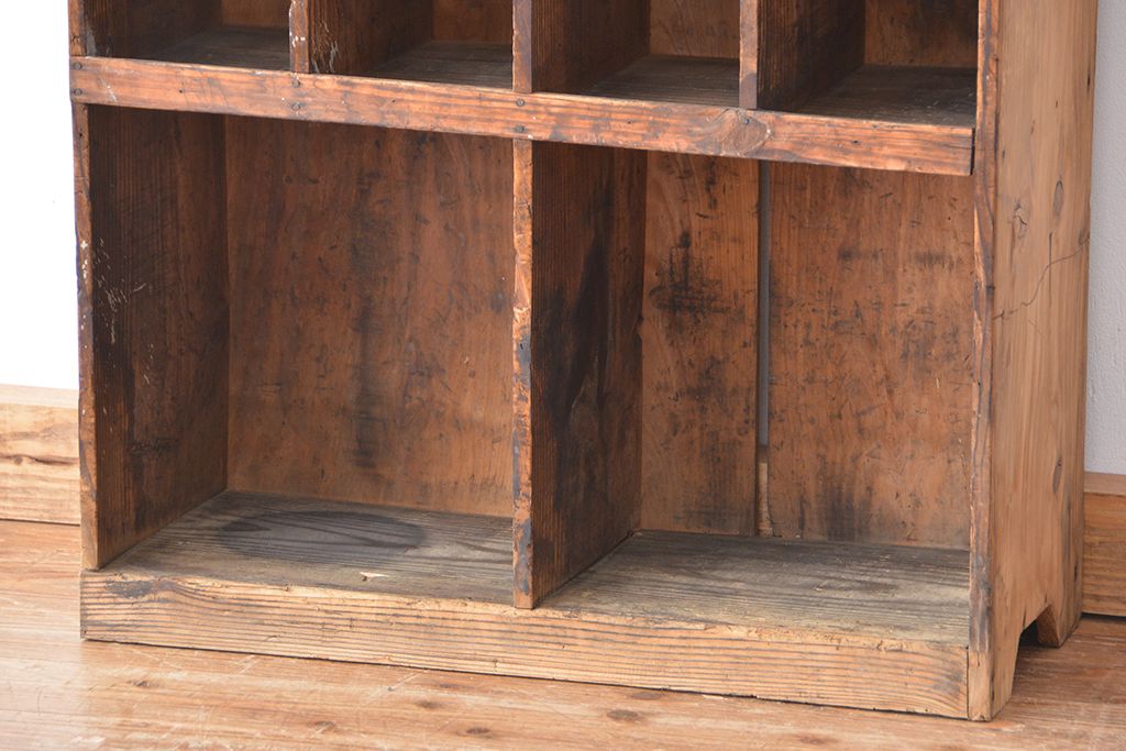 アンティーク家具　★インダストリアル　古い工場の使い込まれた部品棚(5)(マス目棚、升目棚、飾り棚)