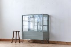 アンティーク家具　アンティークペイントの引き出し付き鉄脚ガラスケース(ショーケース)