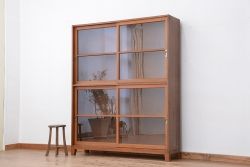 レトロ家具　昭和レトロ　脚付きの大きな収納棚(飾り棚、ガラスケース、本棚)