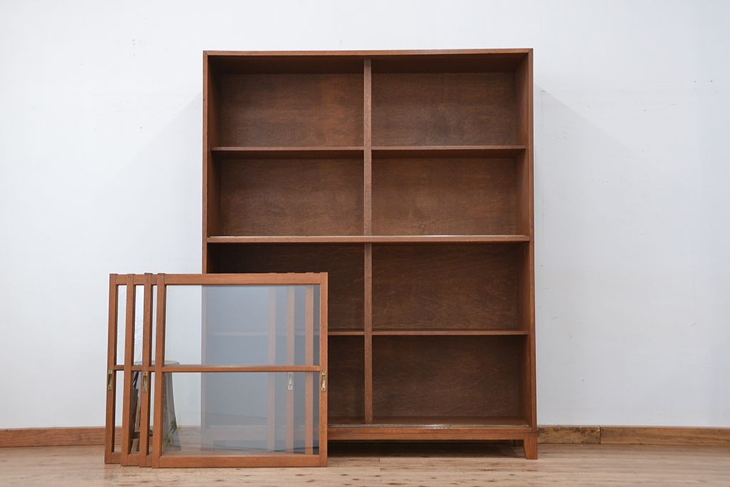 レトロ家具　昭和レトロ　脚付きの大きな収納棚(飾り棚、ガラスケース、本棚)
