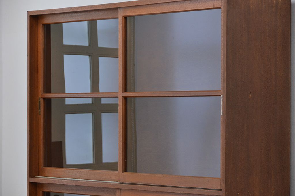 レトロ家具　昭和レトロ　脚付きの大きな収納棚(飾り棚、ガラスケース、本棚)