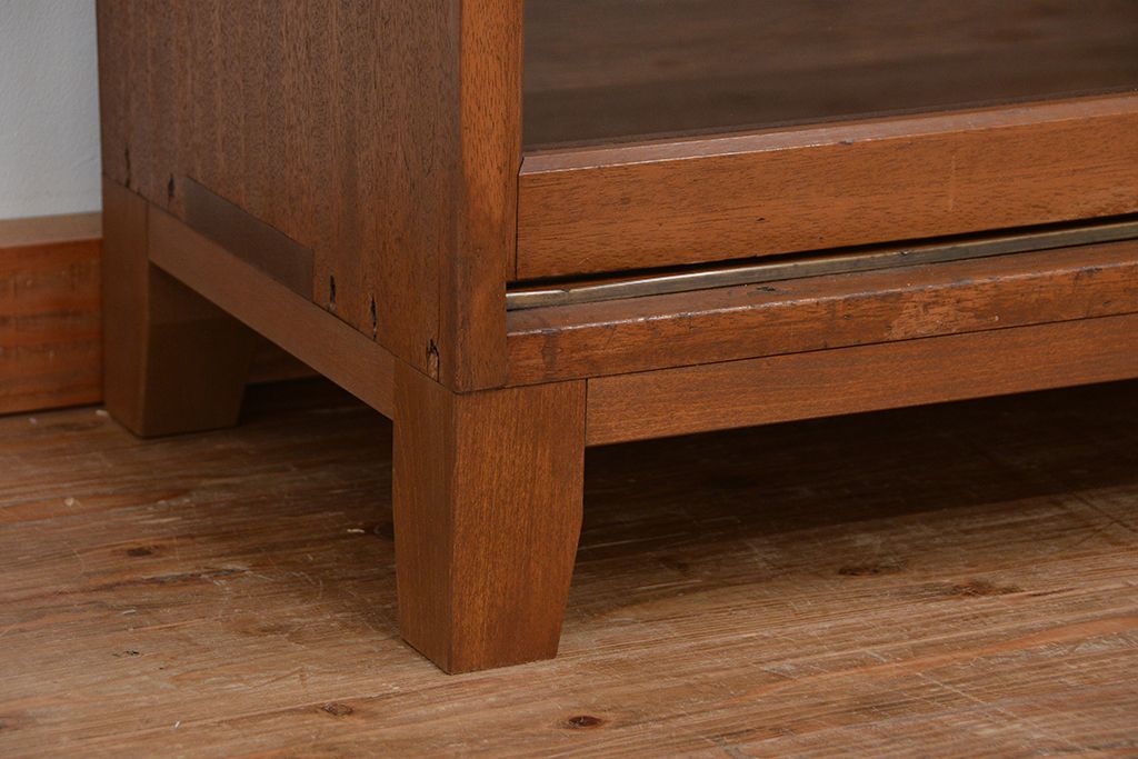 レトロ家具　昭和レトロ　脚付きの大きな収納棚(飾り棚、ガラスケース、本棚)