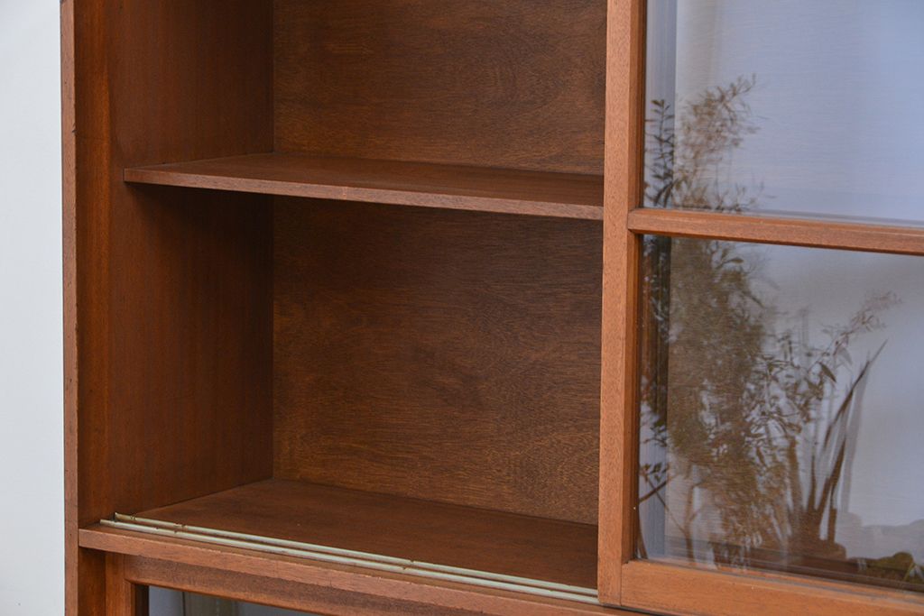 レトロ家具　昭和レトロ　脚付きの大きな収納棚(飾り棚、ガラスケース、本棚)