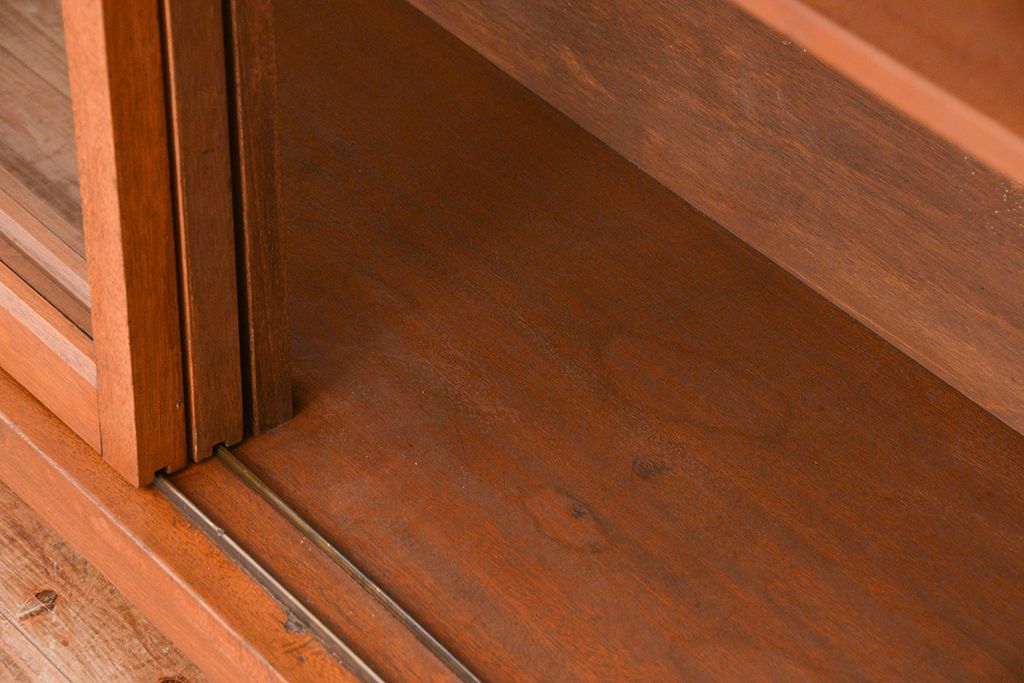 レトロ家具　昭和レトロ　脚付きの大きな収納棚(飾り棚、ガラスケース、本棚)