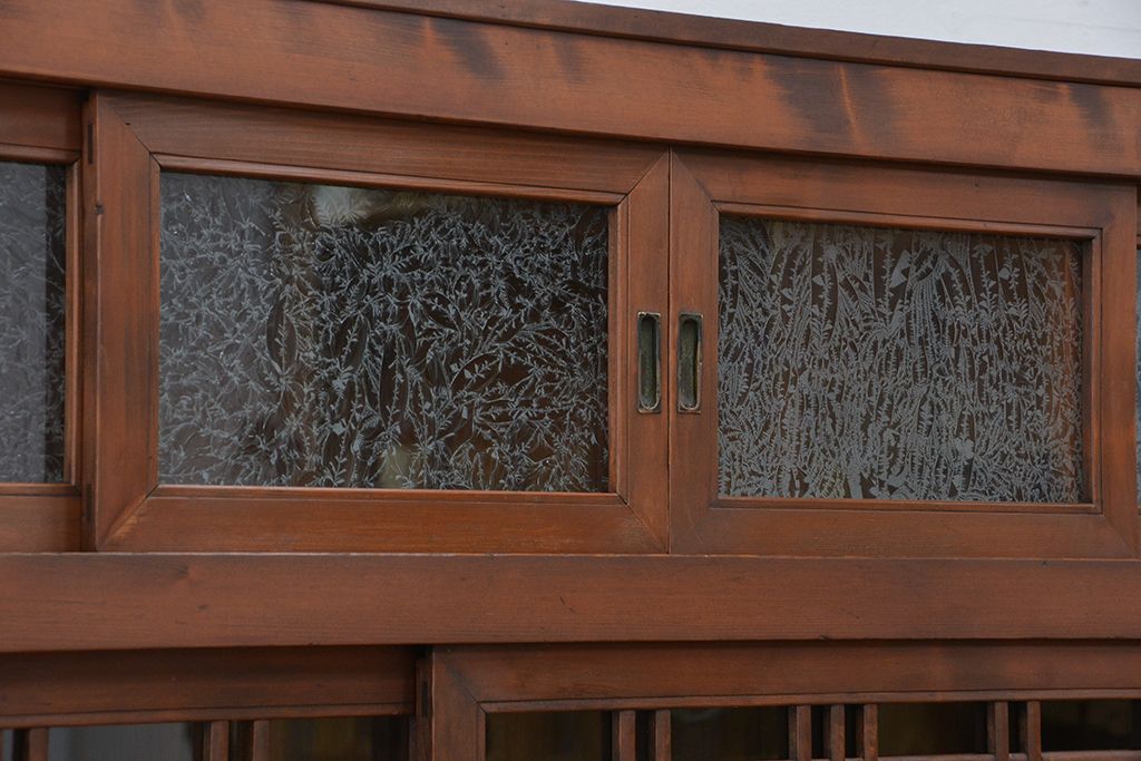 アンティーク家具　アンティーク　モダンで繊細な結霜ガラス入り五尺水屋箪笥(食器棚、収納棚)