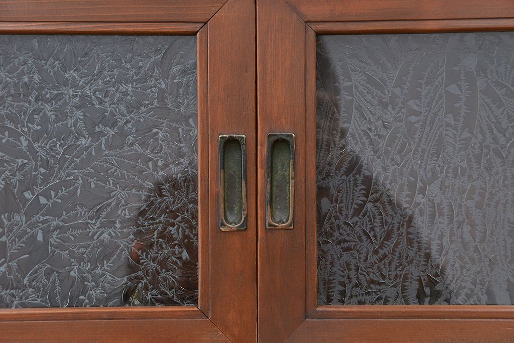 アンティーク家具　アンティーク　モダンで繊細な結霜ガラス入り五尺水屋箪笥(食器棚、収納棚)