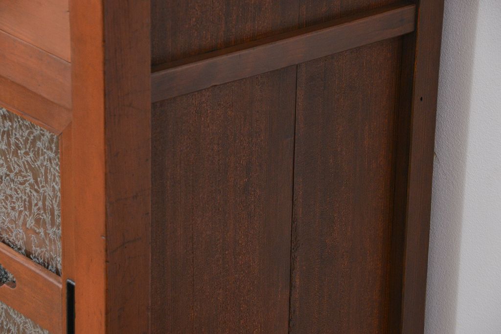 アンティーク家具　アンティーク　モダンで繊細な結霜ガラス入り五尺水屋箪笥(食器棚、収納棚)