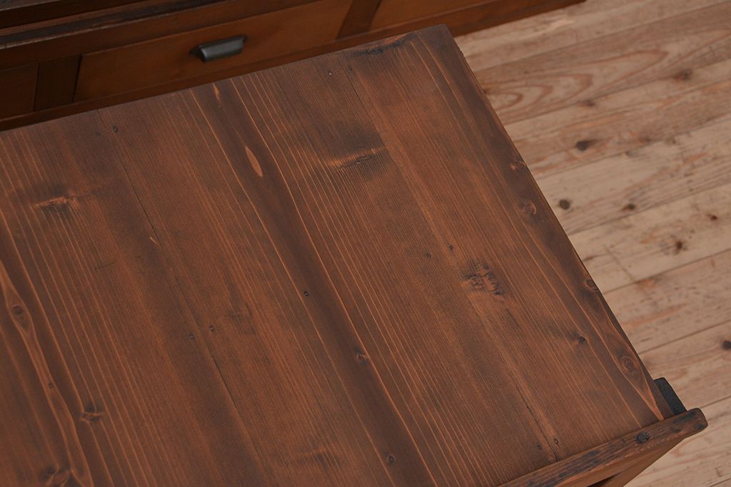 アンティーク家具　アンティーク　モダンで繊細な結霜ガラス入り五尺水屋箪笥(食器棚、収納棚)