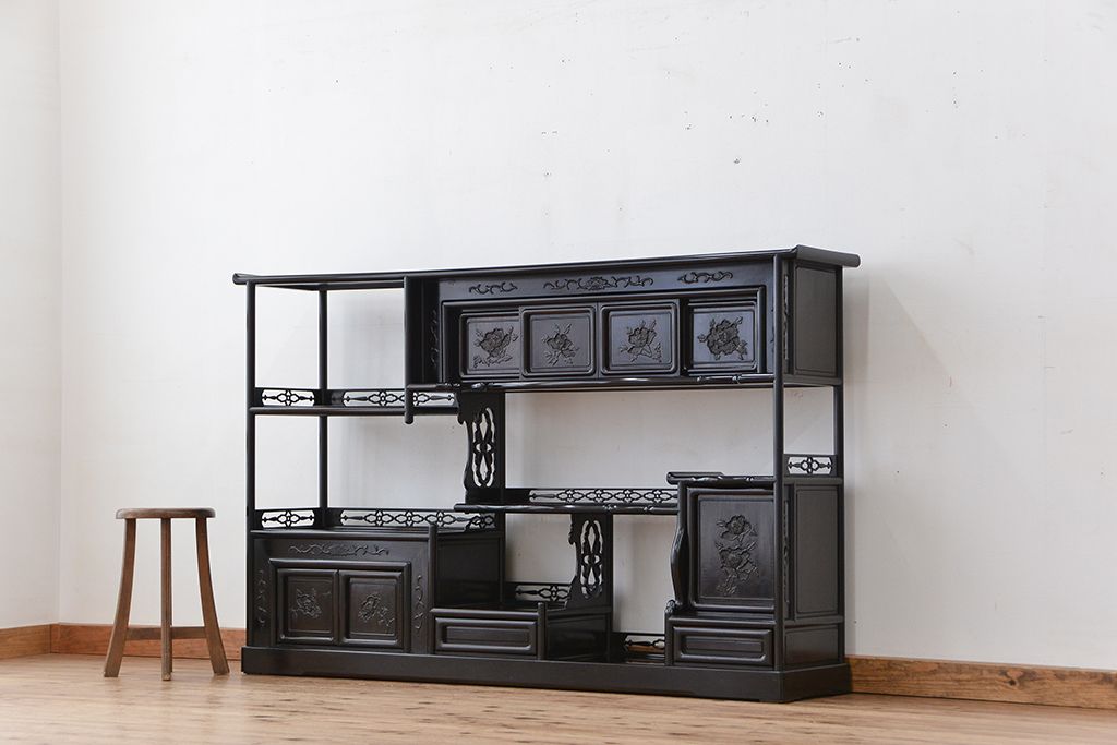 アンティーク家具　1960年代　重厚な黒檀飾り棚(茶棚)
